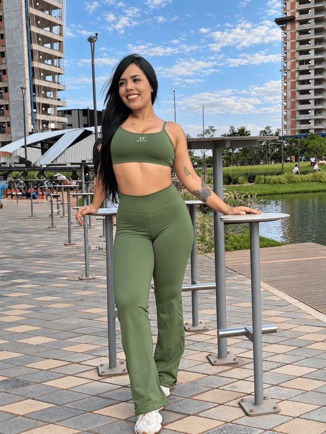 Modelo sorrindo de Conjunto Bia verde oliva