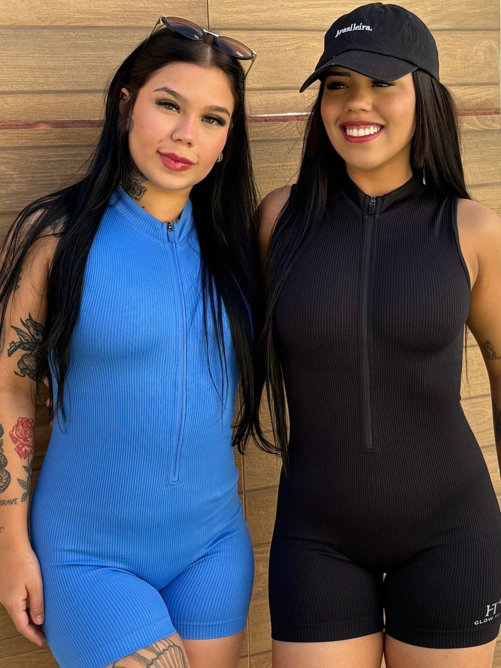 Duas amigas vestindo Macaquinho Maria em azul e preto