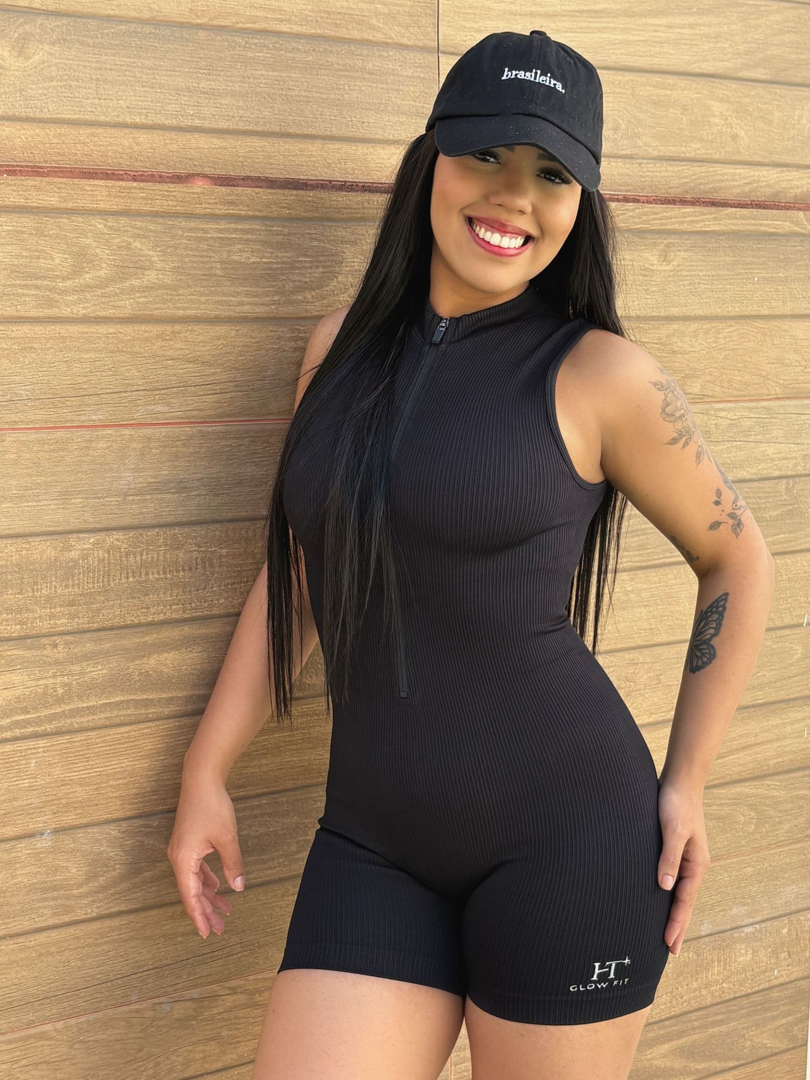 Modelo vestindo o Macaquinho Maria, da HT Glow Fit